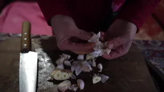 پخت سوپ نودل ایرانی روی آتش هیزمی و نان‌پزی در روستای کوهستانی