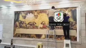 تیم دکوراسیون رئال در حال نصب پوستر