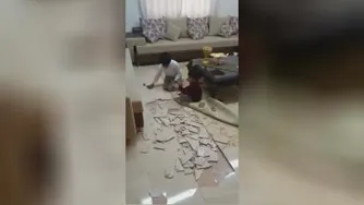 ‏ببینید این دو تا کوچولو چقدر قشنگ خودشون رو سرگرم کردند👌 یکم از این بچه‌ها یا