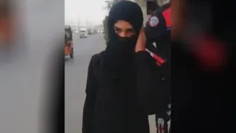 گدا بگیری سر یکی از چهار راه های بمبئی خیلی خوبن اینا مخصوصا سومی😂😂 🔴‎‌‌
