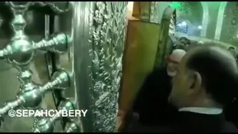 غبار روبی حرم امام رضا توسط حاج قاسم سلیمانی