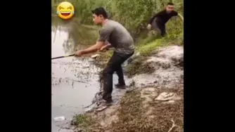 امد دیوار رو بریزه اما 😂😂😂😂....