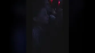 همخوانی احساسی دختر بچ ه وسط کنسرت سهراب پاکزاد