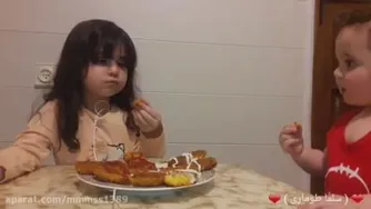 چالش خوردن توپک سیب زمینی خانوم کوچولو و آجی کوچولو