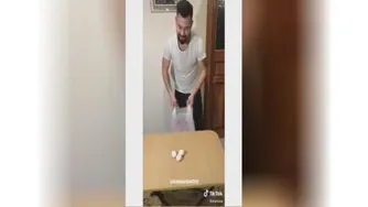 خوبه سەتا تخم مرغ شکست😁 فکر کنم سرشو شکوند😧
