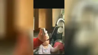 بچه فکرم میکنه باباش میخواد اب بخورە و فکر نمیکنە از اونجا بازمیشە😂 خواستە کمکش