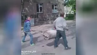با سطل آشغال توپ دستی درست کردن 😳 خودشو هم پرتاب کرد 😂 عالیه 👌