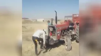 در حال تعمیر تراکتور