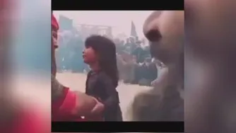 دخترک تماشاچی به شمر التماس می کند که امام حسین را نکشد