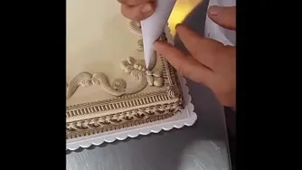 خامه کشی و تزئین کیک زیبا؛ توسط سرآشپز و قناد حرفه ای در هتل