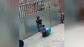 کودکی که به اشتباه خودش را دار زد