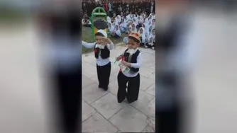 چه بامزه هستن این دو 😂😂😂