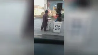 خوردن آب میوه از درون سطل