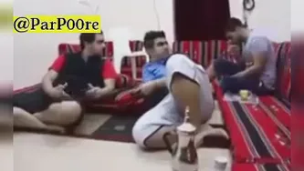 وقتی تو یه جمع ایرانی خوراکی میپره تو‌گلوت 😂😑