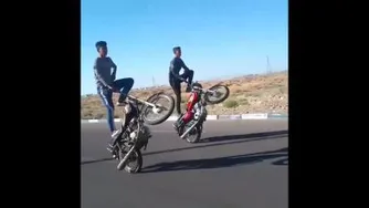 هنر این دو موتورسوار همه را شگفت زده کرد!!!؟؟؟