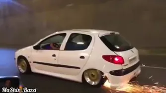 این ماشین اسپرت زمین را چنگ می اندازد.