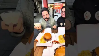 تفاوتش رو با برگرهای معمولی ببین 🍔😋 burger fastfood delicious