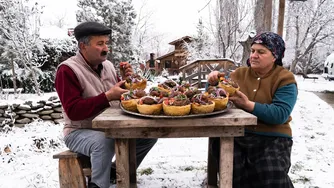 پخت کوفتهٔ سادهٔ روستایی روی بشقاب‌های خوراکی