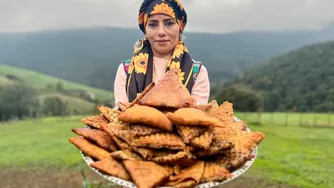 سمبوسه های شیرین سرخ شده با گوشت چرخ کرده، پیاز و سبزیجات در روستا