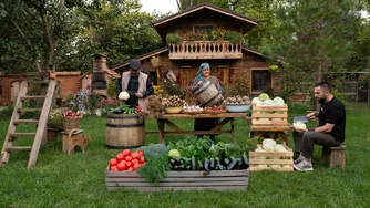 ترشی درست کردن سبزیجات پاییزی برای آماده‌سازی زمستان 🥕🥒❄️