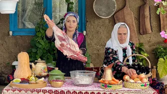برنج با گوشت گوسفند و میوه‌های خشک در روستا پخته شده