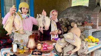 مرغ سرخ‌شده با آتش چوبی و سیب‌زمینی پوره‌ای کرمی در روستای شمال ایران
