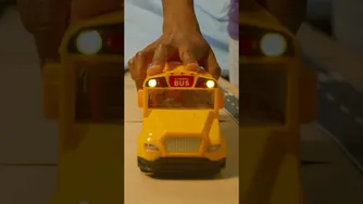 وای! 🚌 چرخ‌های اتوبوس اسباب‌بازی خیلی سریع می‌چرخند! (ویدیوی کوتاه)