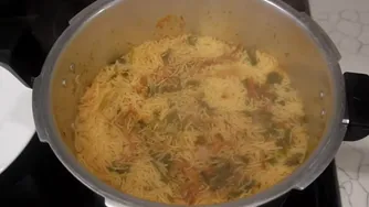 Chicken Biryani In The Pressure Cooker چکن بریانی در دیگ بخار بریانی مرغ