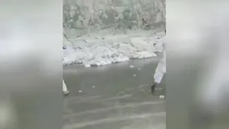 سرسره بازی روی یخهای رودخانه یادش بخیر