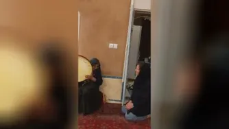 دف زنی مادر در اقامتگاه بخش اول