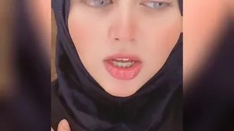 این خانم بسیار زیبا و رعنا دعای بسیارزیبایی رو تلاوت میکنه❤