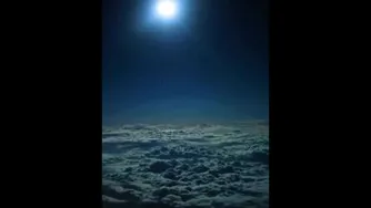 پرواز بر بالای ابرها زیرنور‌ کامل ماه