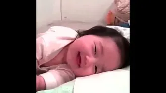 ای جانم داره خواب میبینه بیدار میششه لبخند یزنه 😍