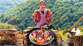 استیک گوشت چرب با استخوان روی آتش چوب در روستا