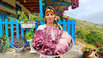 خوراک گردن گوسفند با پیاز کاراملی و برنج بفالی در یک روستای مه آلود