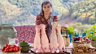 آشپزی با خوراک خوشمزه پا سفیده گاو و نان تازه در روستا
