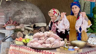 مرغ کره‌ای کبابی با پلو نثار پر شده با زعفران و خلال پسته