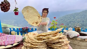 زندگی ساده در روستا: نان‌پزی و تهیه آشکنه سنتی