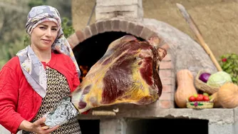گوشت ساق کامل گوساله کباب‌شده در تنور سفالی با نان سنتی و سیب‌زمینی کبابی