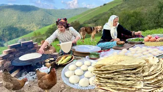پخت نان محلی تازه و سیب‌زمینی کبابی در یک روستای کوهستانی ایرانی