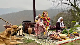 قورمه‌سبزی! پخت سنتی با برنج در روستای مه‌آلود کوهستانی