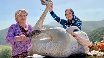 زندگی روستایی در ایران: ترکیب آشپزی با شترمرغ، ماهی بزرگ و بره کامل