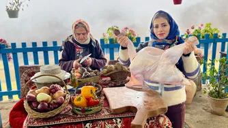 پخت بوقلمون شکم‌پر کامل در تنور — زندگی در دهکده مه‌آلود و سرد کوهستانی