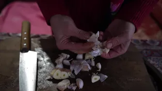 پخت سوپ نودل ایرانی روی آتش هیزمی و نان‌پزی در روستای کوهستانی
