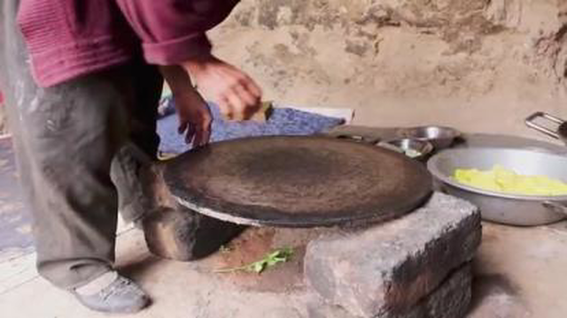 آشپزی خوشمزه زوج مسن افغانستانی درغار