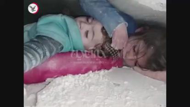 خبر/نجات معجزه اسای خواهر وبرادر از زیر آوار سوریه