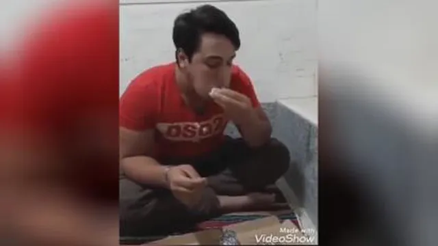 من نمیفهمم چطوری نون دور پیتزا رو نمیخورید؟ ما تو شهرستان پیتزا هامون رو دو نونه
