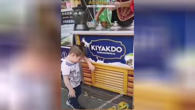 بچه بیچاره رو گیج کرد😂😄