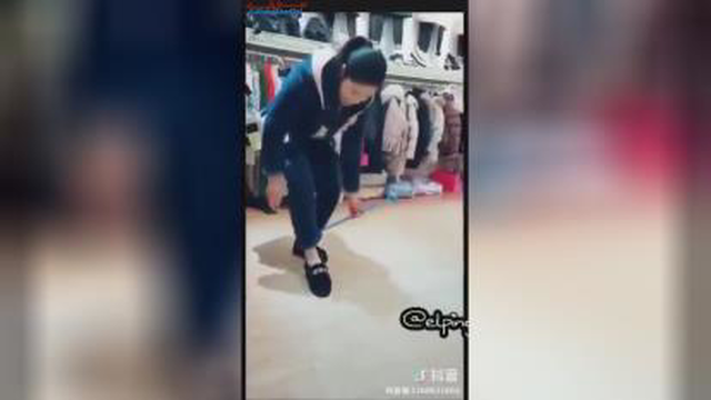 یعنی حتی سگه هم هنگ کرد با کار این دختر 😂