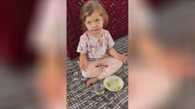 وقتی هلیا کاهو رو با آب میخوره